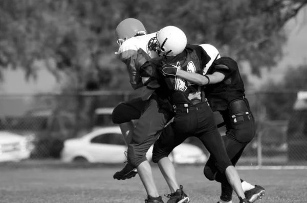 American Football - Jugend - Angriff! - schwarz-weiße Variation — Stockfoto