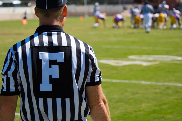 Arbitre - arbitre officiel du match de football américain — Photo