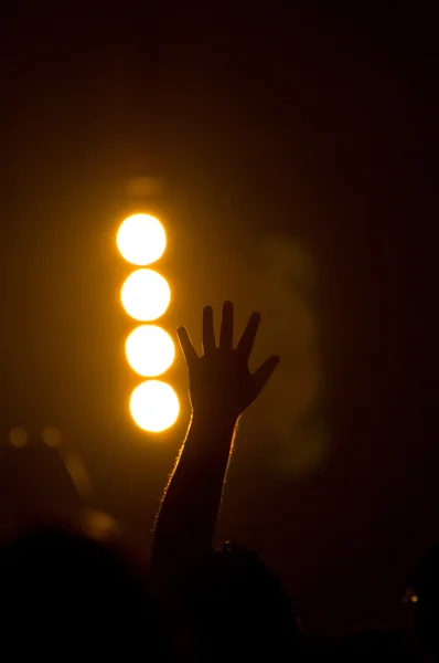 Musikal konsert - kristen - med upplyfta händer dyrka — Stockfoto