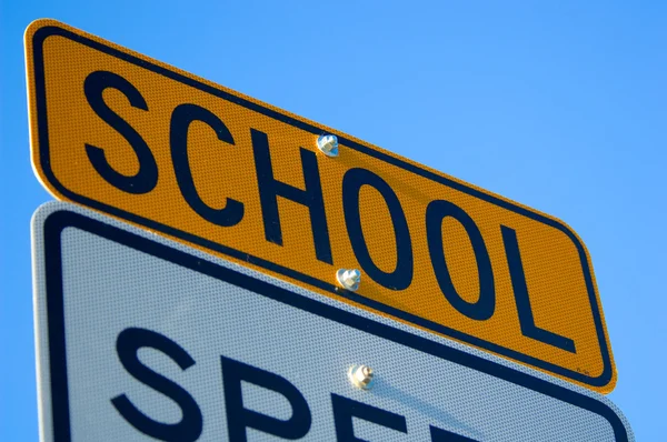 Označení omezení rychlosti škola — Stock fotografie