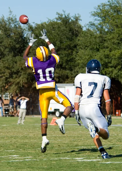 Football americano giocato da giovani uomini — Foto Stock