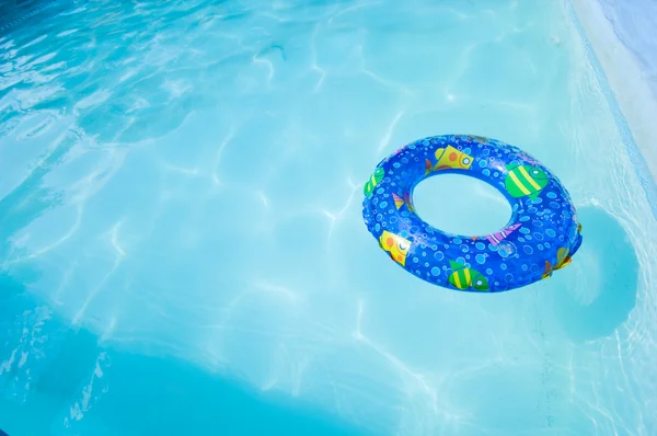 Anel de natação na piscina — Fotografia de Stock