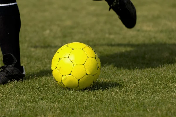 Pallone da calcio - Calcio giallo — Foto Stock