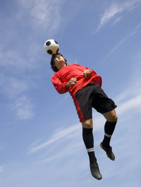 Futebol jogador de futebol fazendo cabeçalho — Fotografia de Stock