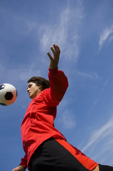 Fotboll fotbollsspelare i rött kontrollera boll — Stockfoto