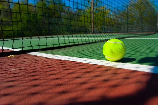 Pelotas de tenis en pista —  Fotos de Stock