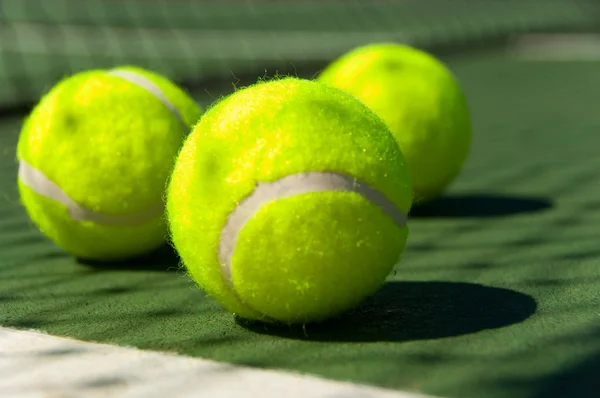 Kortta tenis topları — Stok fotoğraf