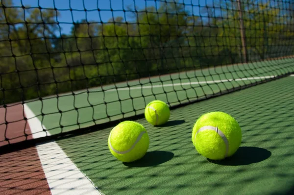 Palle da tennis sul campo — Foto Stock