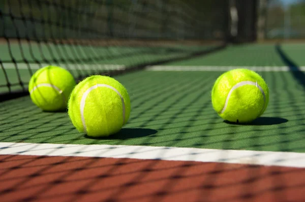 裁判所のテニス ・ ボール — ストック写真