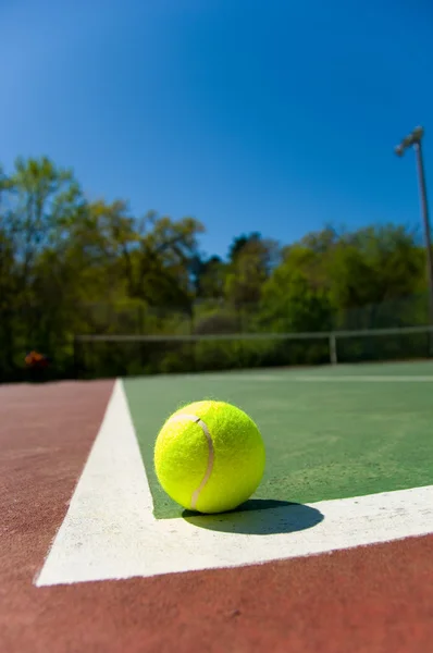 Pelotas de tenis en pista —  Fotos de Stock