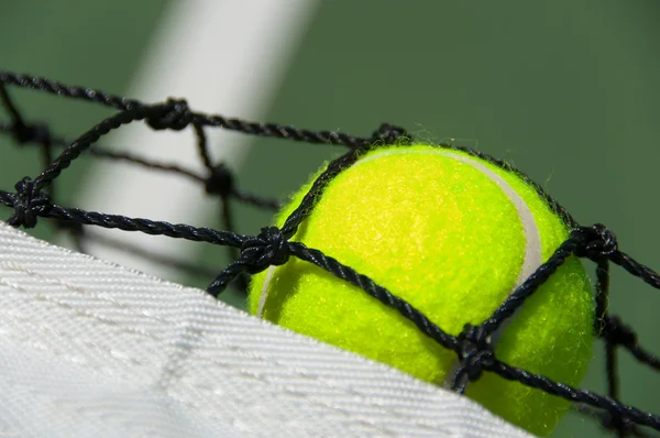 Tenisové míčky na kurtu — Stock fotografie