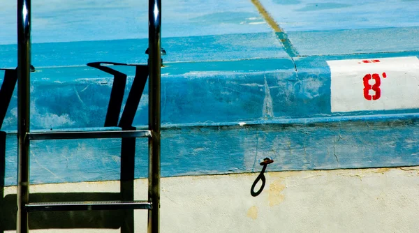 Lege zwembad met ladder — Stockfoto