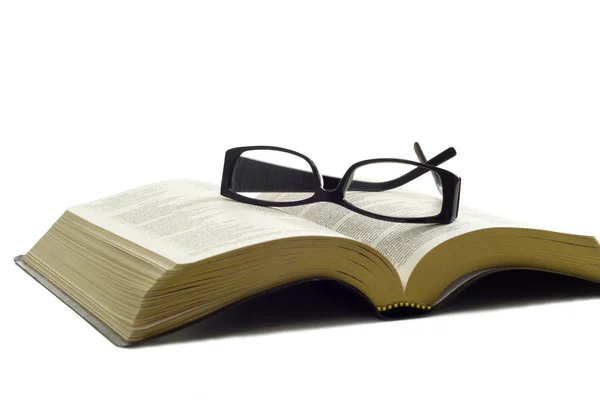 Gafas en una Biblia — Foto de Stock