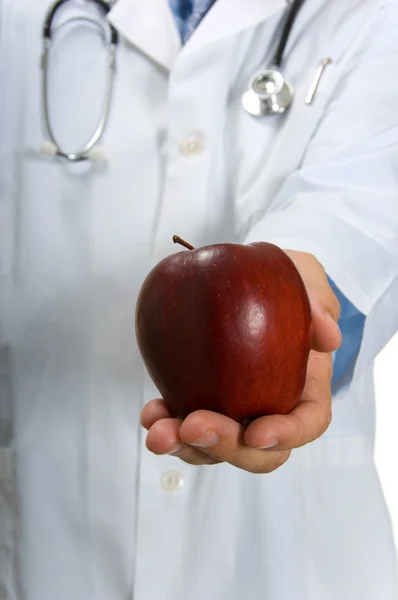 Lekarz oferuje jabłko — Zdjęcie stockowe