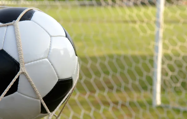 Futebol - Bola de futebol em gol — Fotografia de Stock