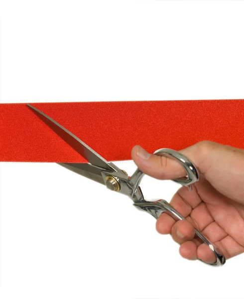 Hand snijden rood lint — Stockfoto