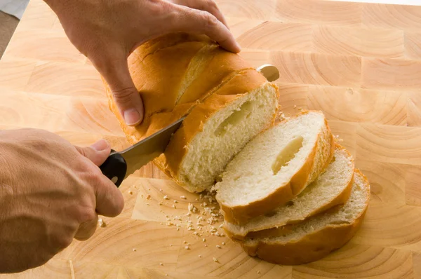 Brot in Scheiben schneiden — Stockfoto