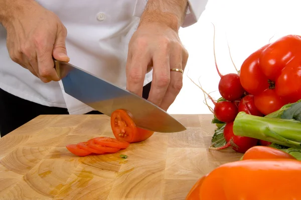 Professionele chef-kok snijden tomaat — Stockfoto