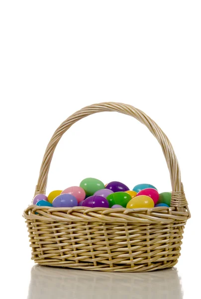 Cesta de huevo de Pascua con huevos multicolores —  Fotos de Stock