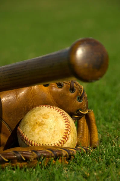 在基地上的复古棒球 — 图库照片