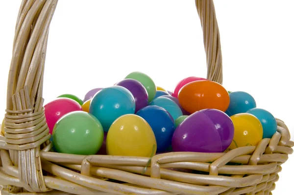 Cesta de huevo de Pascua con huevos multicolores —  Fotos de Stock