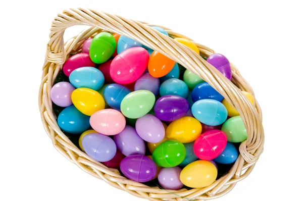 Cesto di uova di Pasqua con uova multicolori — Foto Stock