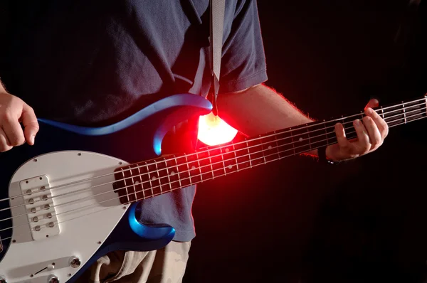 Actuación de guitarra - Bajo con luz de fondo - banda de música — Foto de Stock