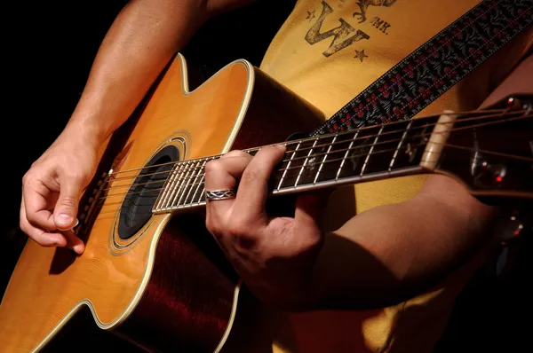 Akustisk gitarr prestanda genom musikband — Stockfoto