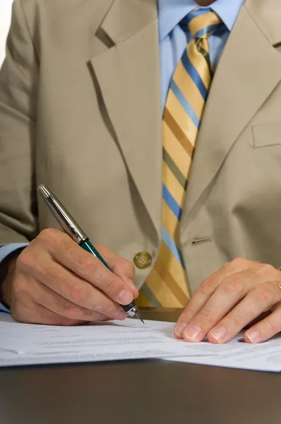 Geschäftsmann unterschreibt — Stockfoto