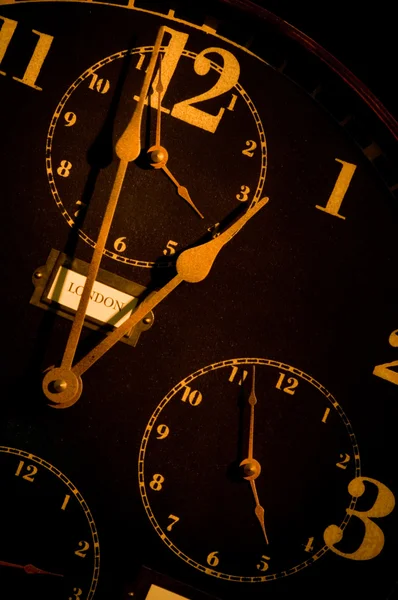 老式时钟与组织架构的面孔 — 图库照片