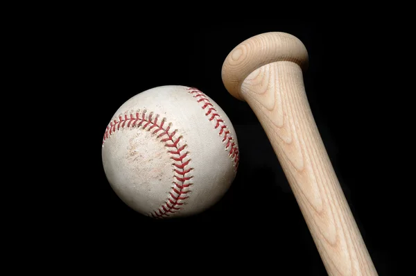 Baseball e pipistrello su nero — Foto Stock