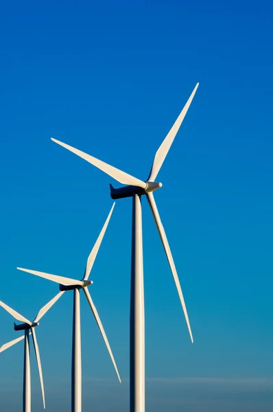 Turbines ou moulins à vent modernes fournissant de l'énergie — Photo