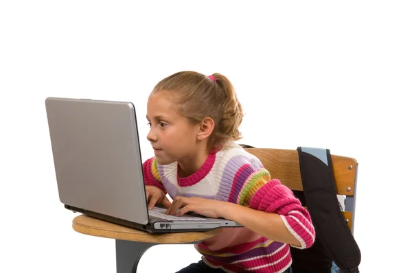 在便携式计算机上工作的年轻女学生 — 图库照片