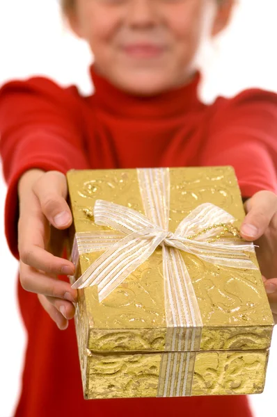 Junges Mädchen in rot mit goldenem Weihnachtsgeschenk — Stockfoto