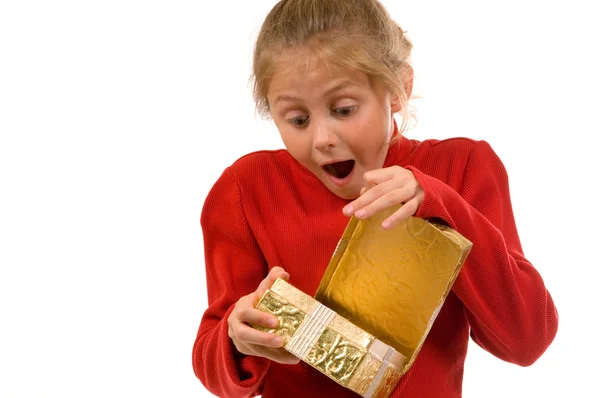 Jonge meisje in rood goud kerstcadeau openen — Stockfoto