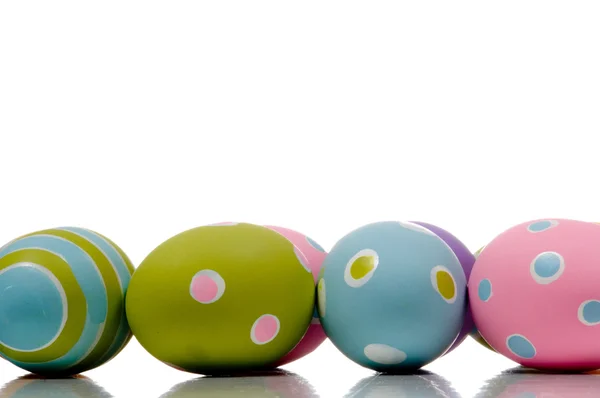 Jaskrawo pomalowane jajka wielkanocne ozdoby — Zdjęcie stockowe