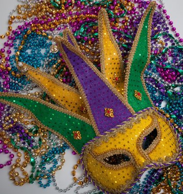 Sarı mardi gras maskesi ve boncuk