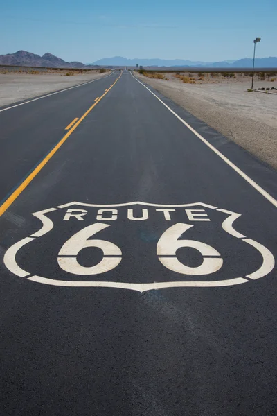 Route 66 autópálya pajzs festett úton Kaliforniában — Stock Fotó