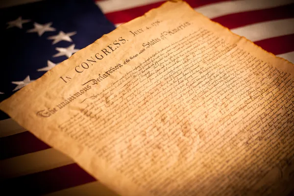 Dichiarazione di indipendenza degli Stati Uniti sullo sfondo della bandiera — Foto Stock