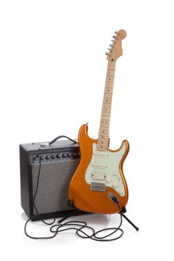 bir ampul ve beyaz zemin üzerine bir elektro gitar