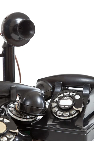Группа старинных телефонов на белом фоне — стоковое фото