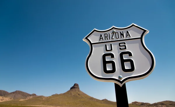 Pohled na historické route 66 znak s nebesky modré pozadí — Stock fotografie