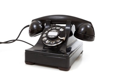 Beyaz bir arka plan üzerinde siyah bir retro döner telefon