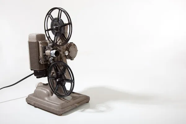 Een vintage film projector op een witte achtergrond met kopie ruimte — Stockfoto