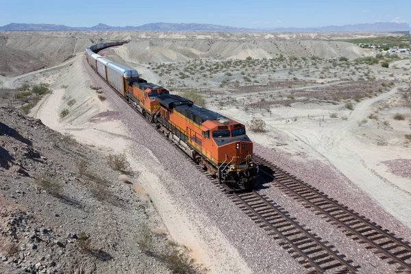 Un tren en exceso de velocidad en una vía férrea — Foto de Stock