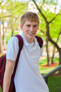 dışarıda genç, gülümseyen üniversite erkek öğrenci