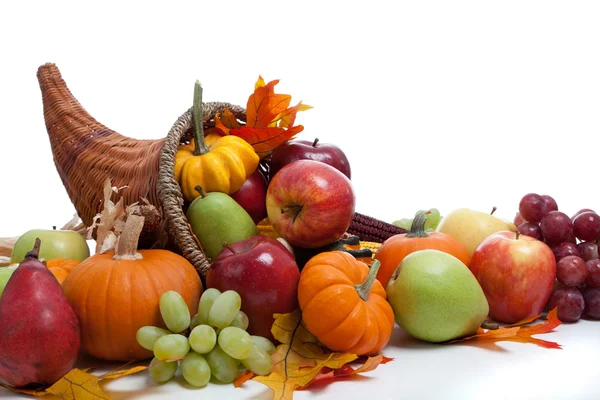 Una cornucopia desbordante sobre un fondo blanco — Foto de Stock