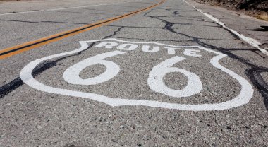 California eski karayolu üzerinde Route 66 Otoban kalkan boyalı