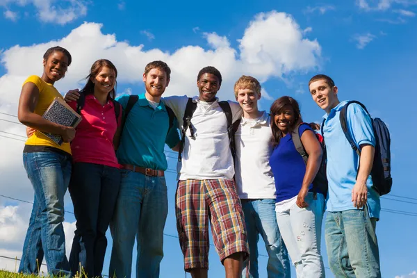 Groupe d'étudiants ou d'amis divers à l'extérieur — Photo