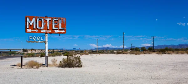 Sztuka Neonowy znak motel na pustyni — Zdjęcie stockowe